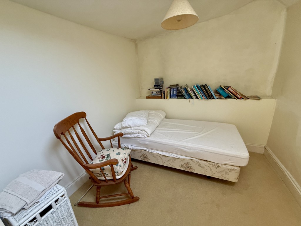 Lot: 90 - SPACIOUS COTTAGE WITH GARDENS FOR UPDATING - Bedroom three